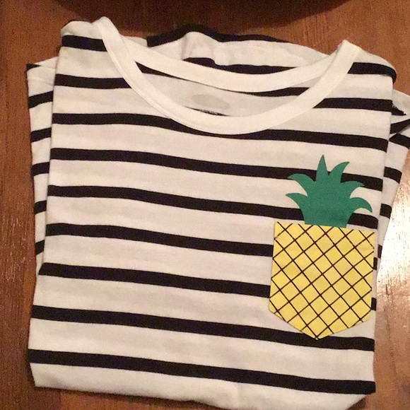 Old Navy Graphic Tee - Picture 4 of 6